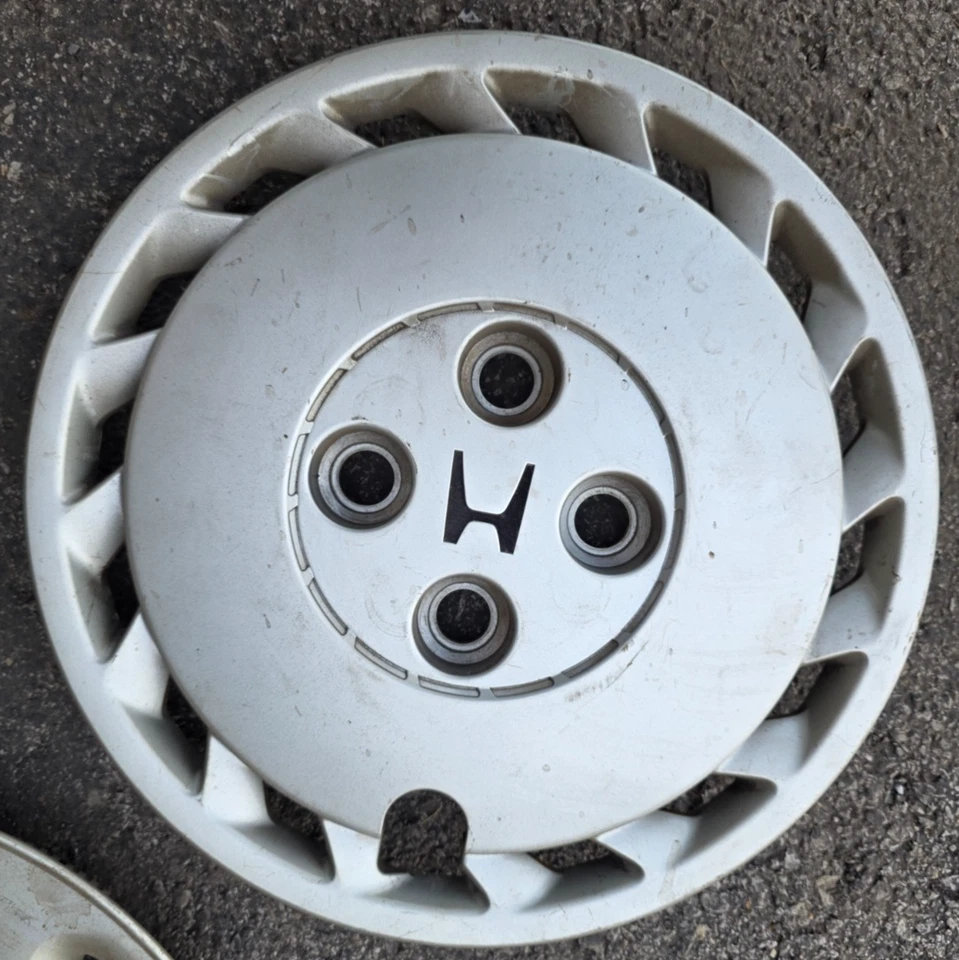 Одинарный б/у правый колпак колеса Honda Prelude (1988-1989) 13 дюймов, 44733SF1921, 44733SF1902 - Изображение 1 из 1