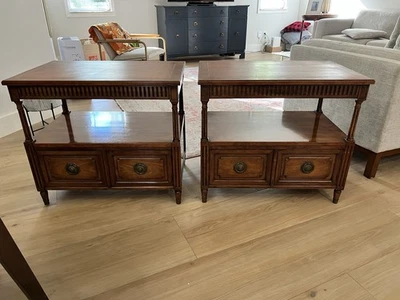 Mesitas de noche Baker Furniture, mesa auxiliar estilo transición, dos puertas, pies de latón Foto 1 de 4