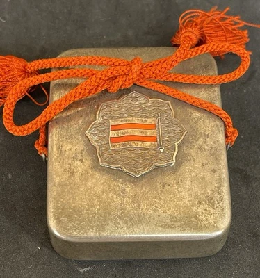 Caja de caramelos imperial de plata japonesa Meiji con bandera del ejército  Foto 1 de 4