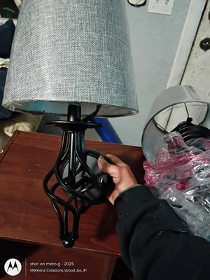 Nuevo juego de dos luces de aplique de pared de metal negro para interiores Foto 1 de 3