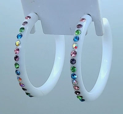 BRINCOS DA MODA E184 BOHO SLIM PLÁSTICO BRANCO COM VÁRIOS STRASS VERÃO - Imagem 1 de 4