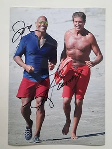 Dwayne Johnson & David Hasselhoff signed  20x30cm Foto Autogramm Autograph IP - Bild 1 von 3