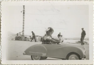 ALTES FOTO - VINTAGE SNAPSHOT - PEDALAUTO SPIELZEUGWAGEN - CAR TOY - Bild 1 von 1