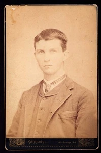 Arkansas Hot Springs J.F. década de 1890 Foto de gabinete de fotógrafo Kennedy joven - Imagen 1 de 2