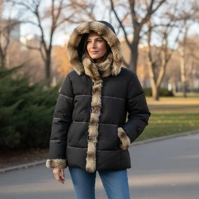 Chaqueta Hilary Radley para mujer mediana negra con capucha ribete de piel sintética toggle puffer Foto 1 de 4