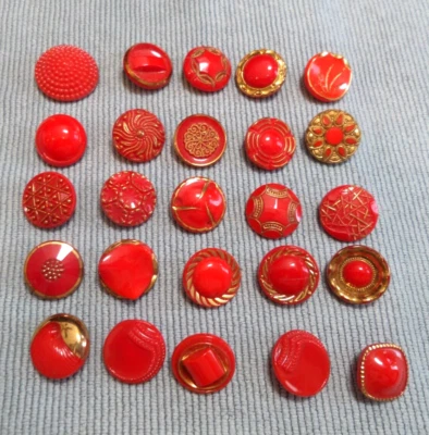 25 botones de vidrio vintage VARIOS PATRONES ROJO con adorno dorado Foto 1 de 4
