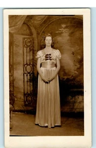 Postal RPPC Mujer Bonita en Vestido de Noche Satinado Mangas Hinchadas Años 30-1950 - Imagen 1 de 2