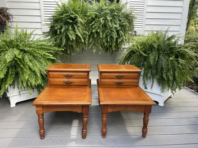 2 件复古 ETHAN ALLEN 中世纪枫木侧端标签夜灯带抽屉 — 第 1/4 张图片