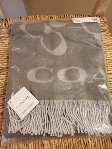 Bufanda silenciadora Coach de gran tamaño con logotipo de firma gris abedul. Nueva con etiqueta - Imagen 1 de 5