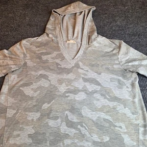 Love and Delancey Women's Gray Camo Short Sleeve V Neck Hoodie - Medium - Picture 1 of 7