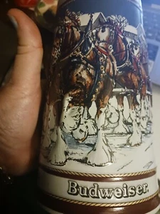 Budweiser Beer Stein Vintage 1988 Caballos Coleccionables en Country Escena de Invierno Nuevo - Imagen 1 de 5