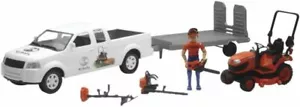Pickup e rimorchio Kubota 1/18 con tosaerba, figure e accessori di New Ray - Foto 1 di 1