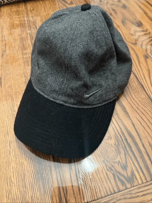 Gorra de golf de béisbol Nike gris negra mezcla de lana bordada logotipo Swoosh talla única Foto 1 de 4