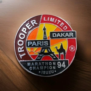 INSIGNIA DE SOLDADO ISUZU EMBLEMA DE COLECCIÓN Tipo PARIS DAKAR campeón Maratón 94 - Imagen 1 de 6