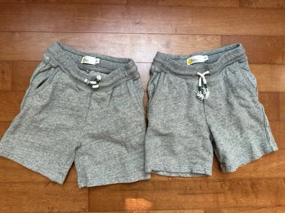 Lote de 2 pares de pantalones cortos deportivos Boden grises para niños talla 4 Foto 1 de 3