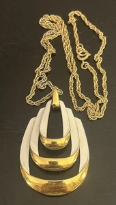 Vintage Trifari Halskette mit Anhänger goldfarben groß weiß Emaille - Bild 1 von 5