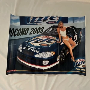 POSTER BIRRA PUBBLICITARIO VINTAGE 2003 POCONO RACING MILLER LITE SEXY DONNA BIONDA - Foto 1 di 7