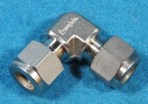 2 Pieces - 3/8" Tube Elbow, SS, SWAGELOK SS-600-9 - New - Picture 1 of 2