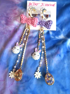 PENDIENTES BETSEY JOHNSON AUTÉNTICOS ALGUNOS LAZOS HUEVOS FLOR CONEJITO CONEJO NUEVOS CON ETIQUETAS Foto 1 de 4