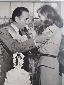 Lauren Bacall Humphrey Bogart Artículo Foto De Colección 1945 Pastel de Boda LA Bienes Raíces  - Imagen 1 de 12