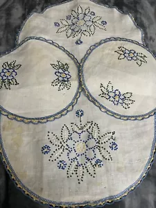 Vintage 3er Set handbestickt/gehäkelt Blumenmuster Schminktisch Bettwäsche - Bild 1 von 4
