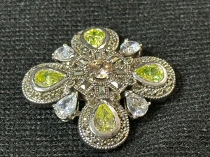 Vintage Brosche grün weiß Strass mit Markasiten Akzent silberfarben Blume - Bild 1 von 2