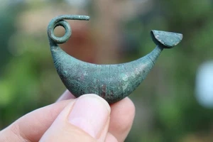 Etruskische Bronzefibel als Delfin, um 500-700 v. Chr., 34,98 g - Bild 1 von 6