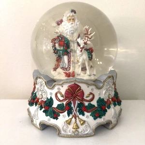 San Francisco Spieluhr 150 mm Schneekugel Weihnachtskranz Rentier weiß Weihnachten - Bild 1 von 12
