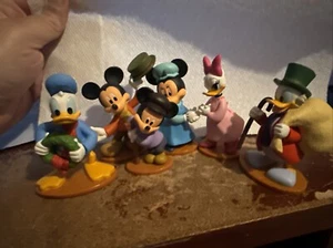 Juego de 6 figuras de PVC de Mickey's Christmas Carol de Disney Store - Imagen 1 de 3