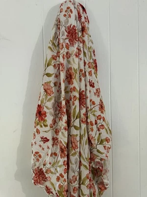 Envoltura de muselina de algodón de bambú roja floral Foto 1 de 3