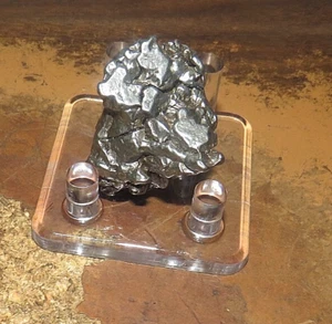 62 GM CAMPO DEL CIELO METEORIT KRISTALL TOLLES STÜCK MIT STÄNDER JAL - Bild 1 von 7