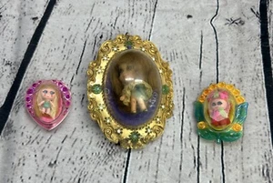 Vintage Liddle Kiddles Schmuck Puppe 3er Set Glück Medaillon Lou Blume Anstecknadel Brosche - Bild 1 von 17