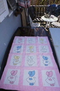 Vintage Sunbonnet Sue 30er Jahre rosa Krippe Quilt  - Bild 1 von 5
