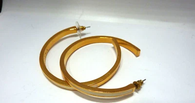 Pendientes de aro Vince Camuto tono dorado 2"" ESMALTE TONO DORADO Foto 1 de 4