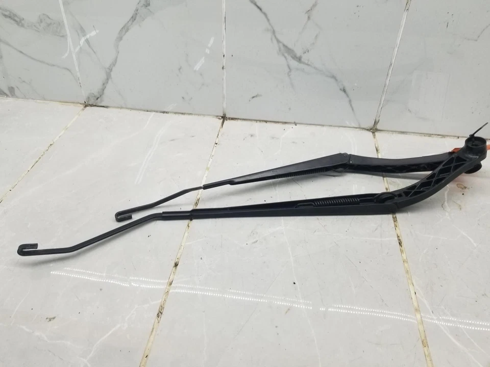 2013 BUICK REGAL PAIR OF WIPER ARMS #002961 - Image 1 of 2