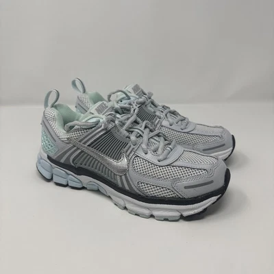 Nike Vomero 5 Swoosh Metálico Plateado/Azul Glaciar Zapatos para Correr -5Y/6.5W Foto 1 de 4