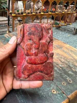 Antiga figura de madeira rara pré-1849 do deus hindu Ganesha pintada de vermelho - Imagem 1 de 4