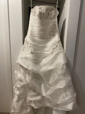 Beautiful Pre-Owned Wedding Dress. Including Petticoat Underskirt For Free!! - Image 1 of 4
