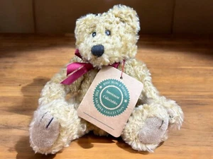 Peluche Boyds Bears ARTEMUS 8” marrón dorado con lazo rojo 1997 con etiqueta retirado - Imagen 1 de 10
