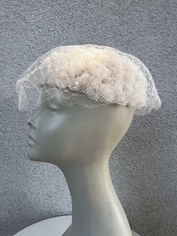 Chapéu formal vintage pillbox bege pérolas rede 21"" - Imagem 1 de 4
