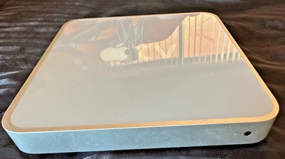 Apple TV A1218 FCC ID QDS-BRCM1024 IC4324-1022 EMC #2132 S/N #: YM7118MEW - Image 1 of 4