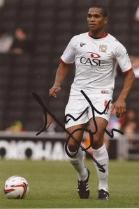 MK DONS: FOTO DE ACCIÓN FIRMADA POR MATHIAS DOUMBE 6x4 + certificado de autenticidad - Imagen 1 de 1