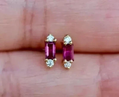 Pequeños aretes baguette de 0,80 quilates simulados de rubí rosa enchapados en oro amarillo de 14 k Foto 1 de 3