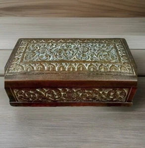 Antq REPOUSSÉ Hand Embossed Brass Trinket Box Elephant Bottom Art Nouveau Patina - Picture 1 of 12