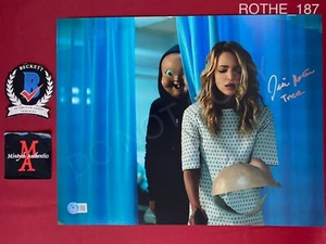 Foto firmada de Jessica Rothe 11x14 Árbol Feliz Día de la Muerte Beckett Certificado de Autenticidad - Imagen 1 de 4