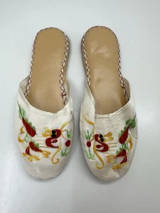 Womens Slipper Shoes Size 6 White Satin Embroidered Dragon Slip On Vintage - Picture 1 of 10