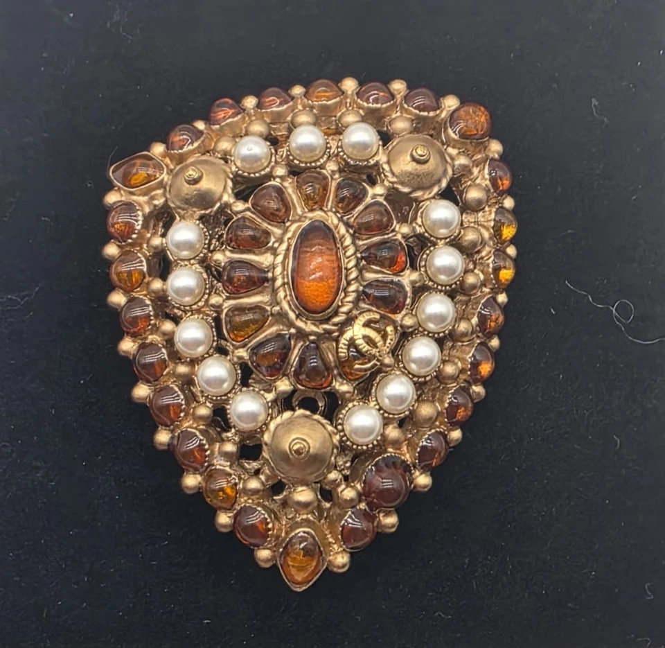 Broche cabujón vintage Chanel dorado ámbar vidrio y perlas Foto 1 de 4