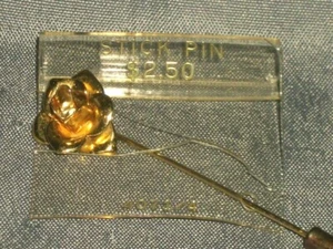 Damen Stecknadel goldfarben Metall mit Blumenmuster 2 1/2" lang x 5/8" breit Neu - Bild 1 von 2