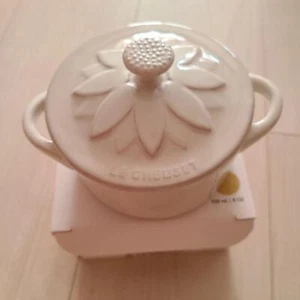 Le Creuset Mini Cocotte mit Deckel Sonnenblumenrelief 250ml Neu aus Japan - Bild 1 von 6