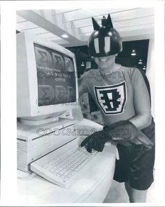 1989 Press Photo David Papajohn Dressed as Bitman by Computer MacWorld Expo - Picture 1 of 2